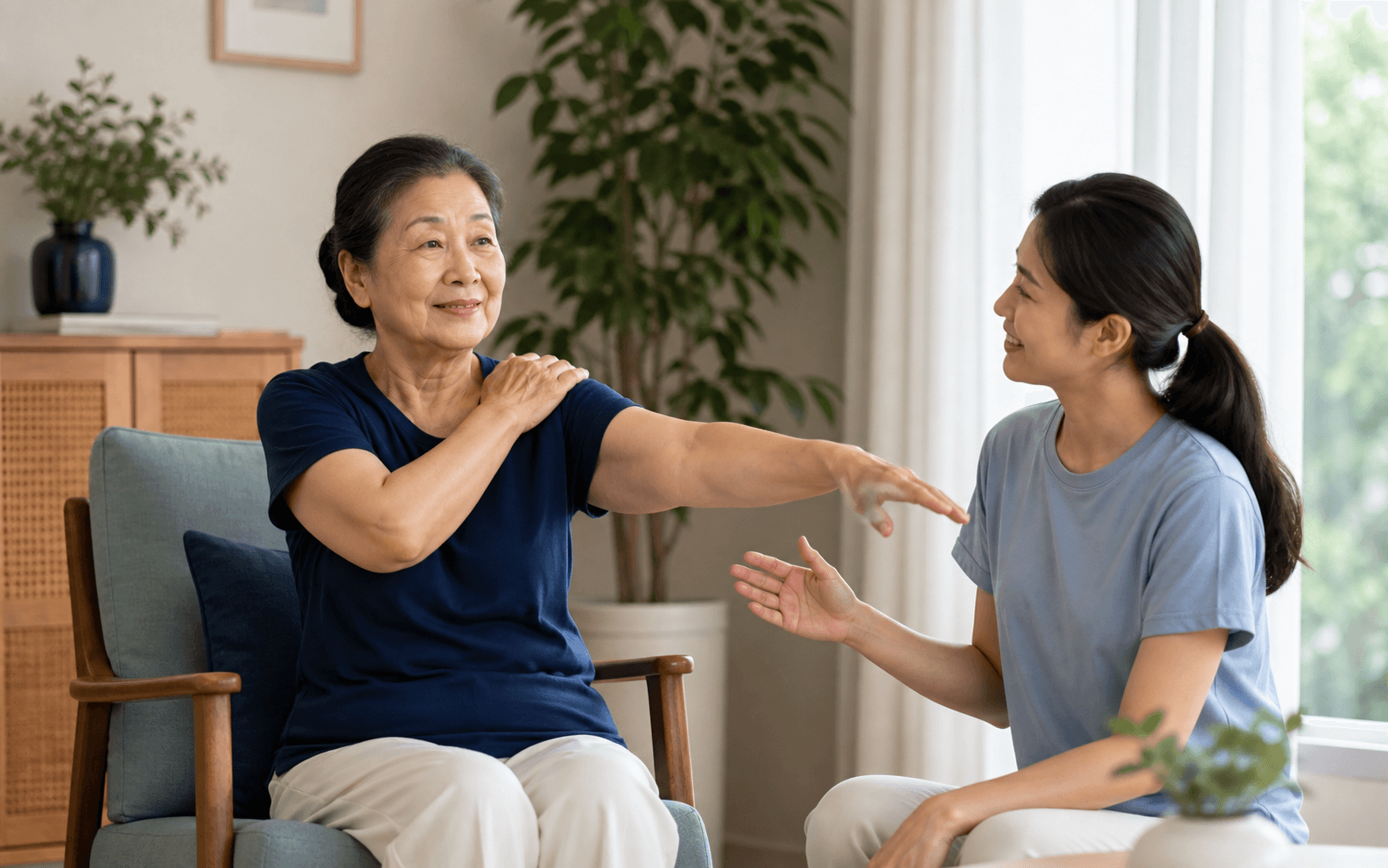 Người thân đồng hành cùng người lớn tuổi thực hành vận động nhẹ